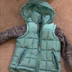 Puffer jacket with sweatshirt sleeves